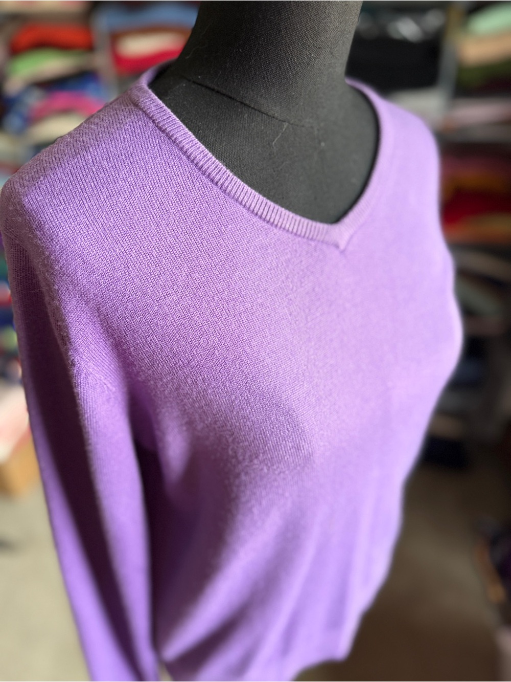 Classic V-Neck Women's Cashmere Sweater in Lavender